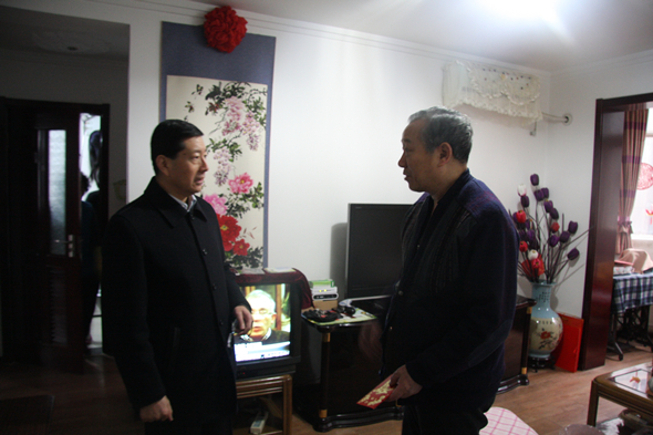 公司領(lǐng)導(dǎo)春節(jié)前走訪慰問(wèn)離退休員工