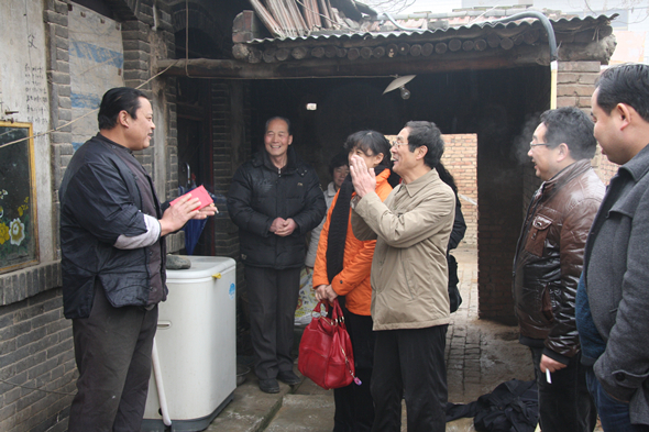 公司春節(jié)前赴對(duì)口扶貧村慰問(wèn)貧困戶