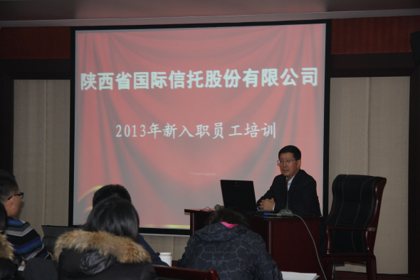 黨委書記、董事長薛季民為新員工授課