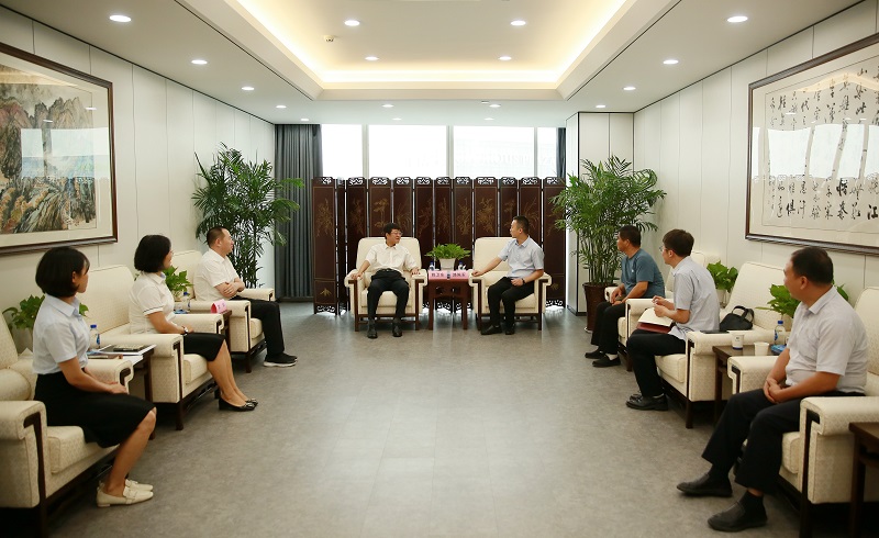 8月23日 公司黨委書記董事長姚衛(wèi)東會(huì)見澄城縣趙莊鎮(zhèn)黨委書記路陳軍一行.jpg